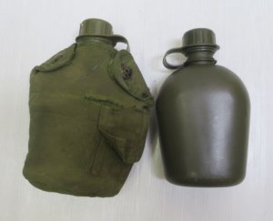 画像1: 米軍実物armyキャンティーン水筒入れカバー2個水筒付きポーチod緑ミリタリーバッグ オールド＆レトロ